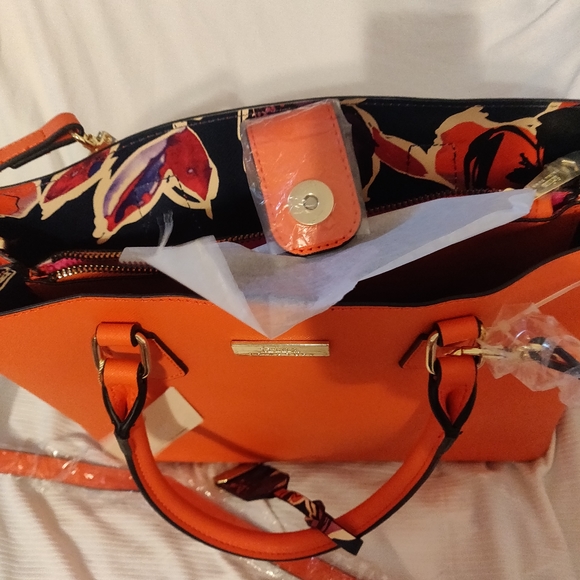 Trina Turk women's bag - Picture 2 of 7